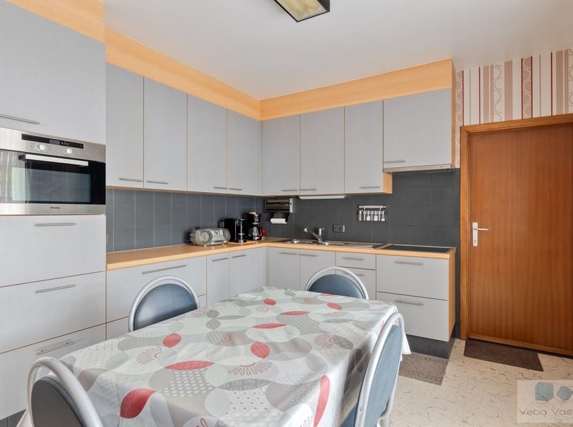 Op een centrale locatie bevindt zich deze charmante HOB met 2/3 slaapkamers, vrijstaande garage op 450 m².<br />
<br />
De woning bevindt zich op enke