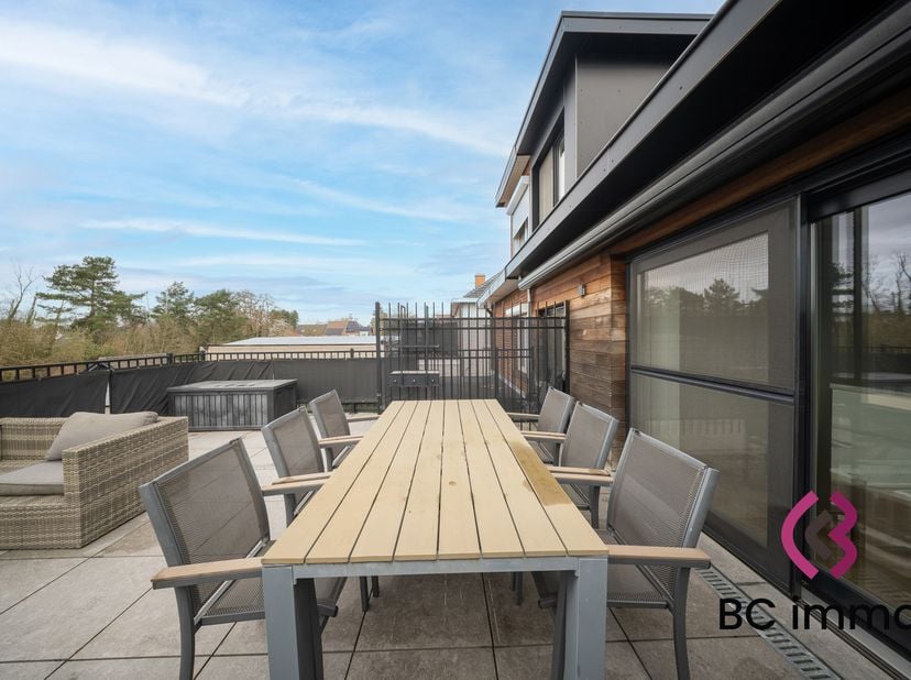 Exclusief duplex met zonneterras, designkeuken en hoogwaardige afwerking<br />
Dit instapklare duplexappartement combineert ruimte, comfort en energie