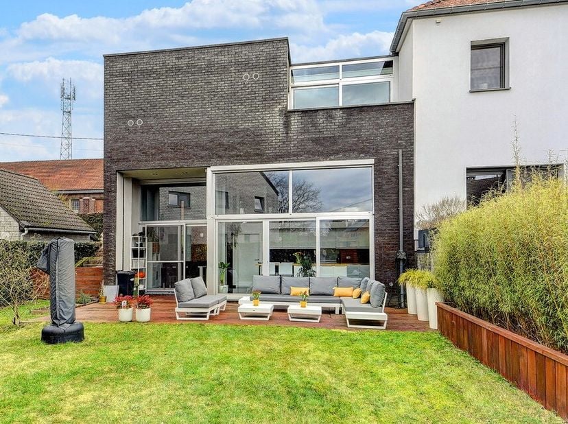 Te koop: ruime halfopen woning in Oud-Heverlee, gelegen in een groene en landelijke omgeving, nabij station (350m), winkel (750m), pakjesautomaat (350