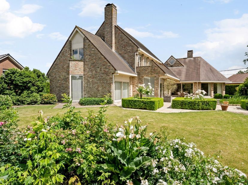 - Villa op een groot hoekperceel (2.510 m²)<br />
- Inkomhal met vestiaire en apart toilet <br />
- Ruime leefruimte met parketvloer en gezellige gash