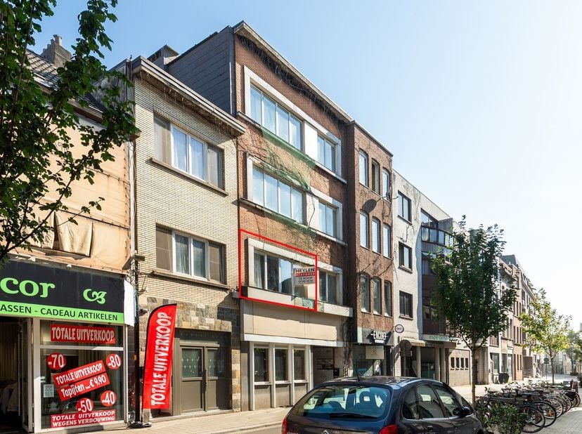Ligging: Dit appartement geniet van een centrale ligging in Antwerpen, nabij het Stuivenbergpark en het Sint-Jansplein. In de directe omgeving vindt u