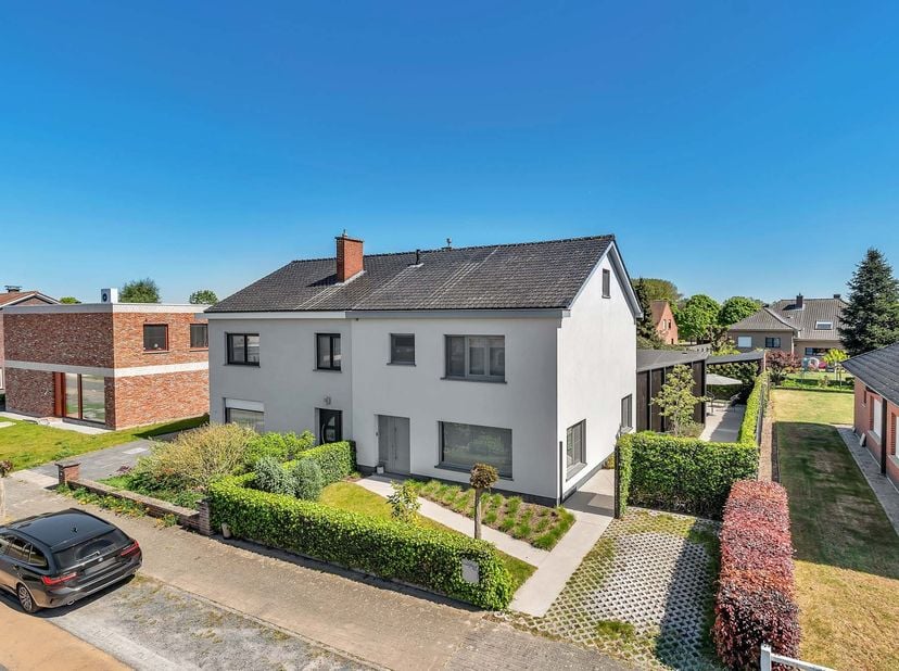 Welkom in deze charmante en volledig gerenoveerde halfopen bebouwing, gelegen in de Sint-Hubertstraat, Petegem-aan-de-Leie. Dankzij de centrale liggin
