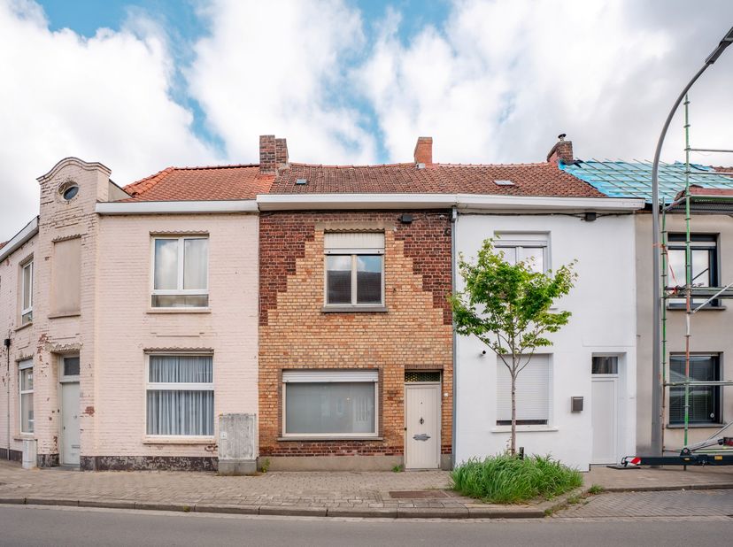 Wie op zoek is naar een renovatieproject, is hier aan het juiste adres. Deze woning bevindt zich op een uitstekende locatie met een vlotte verbinding