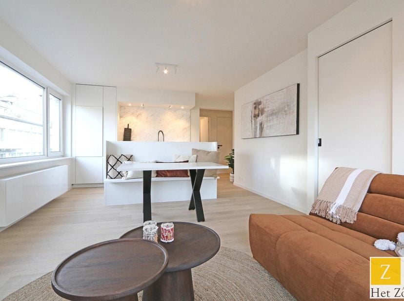 Appartement magnifiquement r&amp;eacute;nov&amp;eacute;, situ&amp;eacute; au coin de la Leopoldlaan et de la Bayauxlaan &amp;agrave; Knokke.<br />
Composition : hall