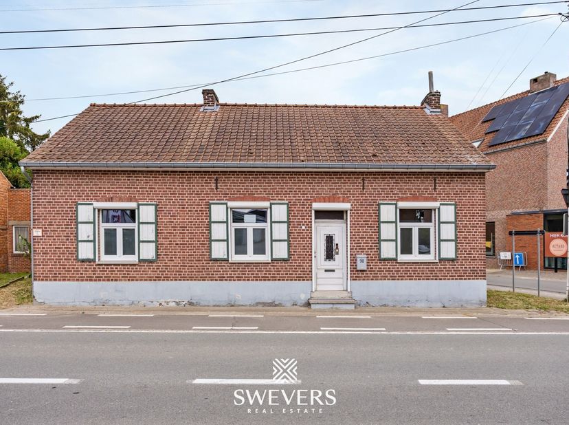 Voor meer info en foto’s, surf naar www.swevers.be – Op een rustige locatie in Zepperen wacht deze vrijstaande fermette op nieuwe eigenaars die op zoe
