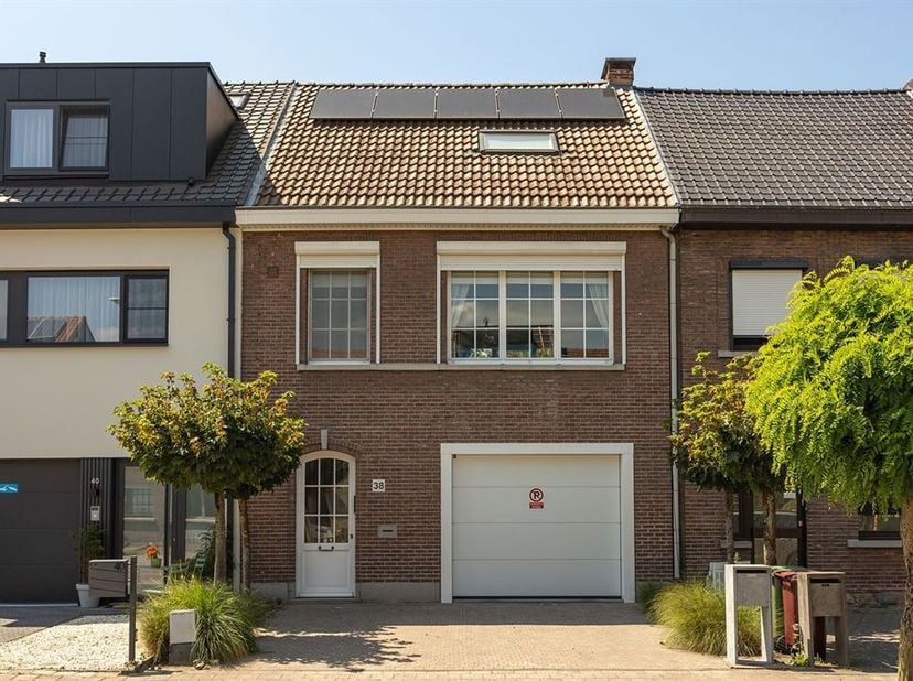Instapklare woning vlakbij het centrum van Schoten. Gelijkvloers : inkomhal op keramische tegels met gastentoilet en wasplaats, berging, slaapkamer of