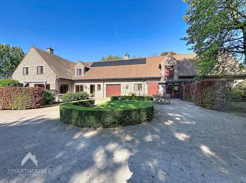 Bezoekdag zaterdag 23-05 tussen 13h en 20h.<br />
Ruime villa op een magnifieke locatie bestaande uit een karakteristieke inkomhal met gastentoilet, b