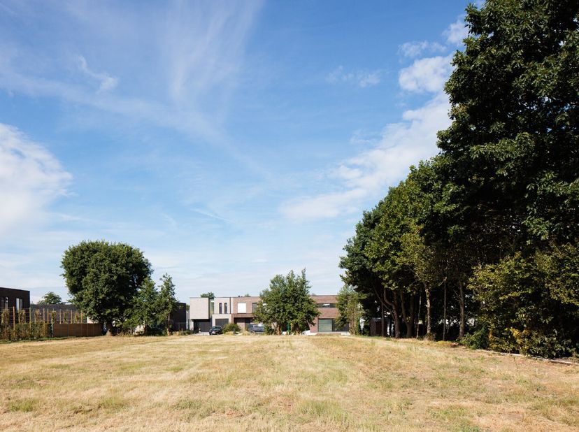Dit recent verkavelde perceel bevindt zich in de Zuivelstraat te Assenede, een landelijke nieuwe straat waar reeds enkele mooie moderne woningen werde