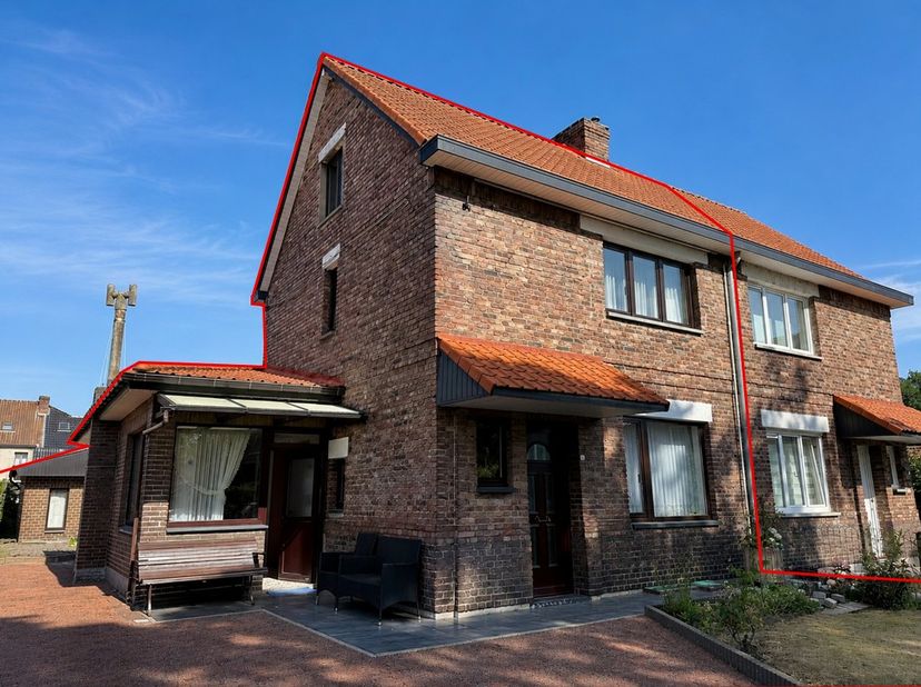 Charmante mijnwerkerswoning met 4 slaapkamers, tuin, overdekt terras en ruime garage. Gelegen in een rustige en kindvriendelijke omgeving.<br />
<br /