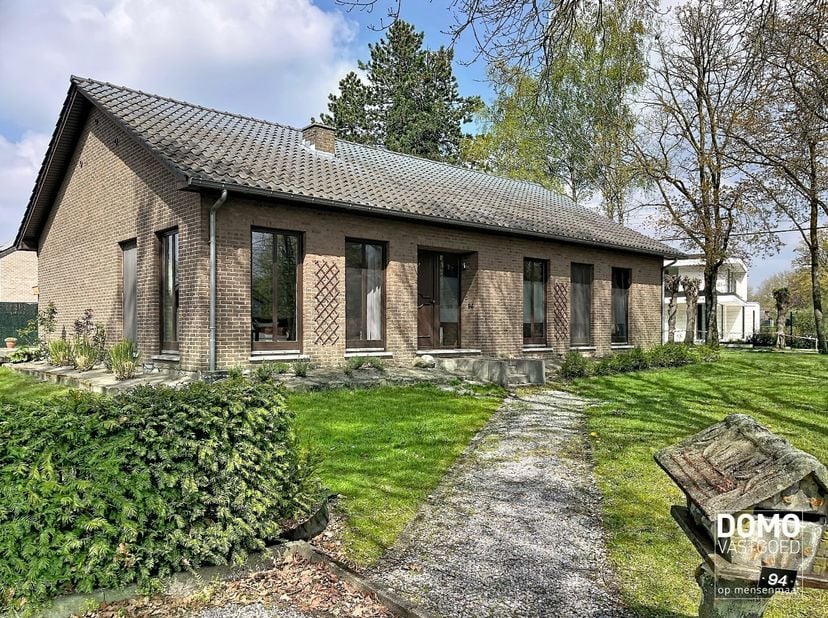 Deze eigendom in Hasselt biedt een interessante opportuniteit voor residentieel wonen. Gelegen op een perceel van 6a94ca, biedt dit terrein de mogelij