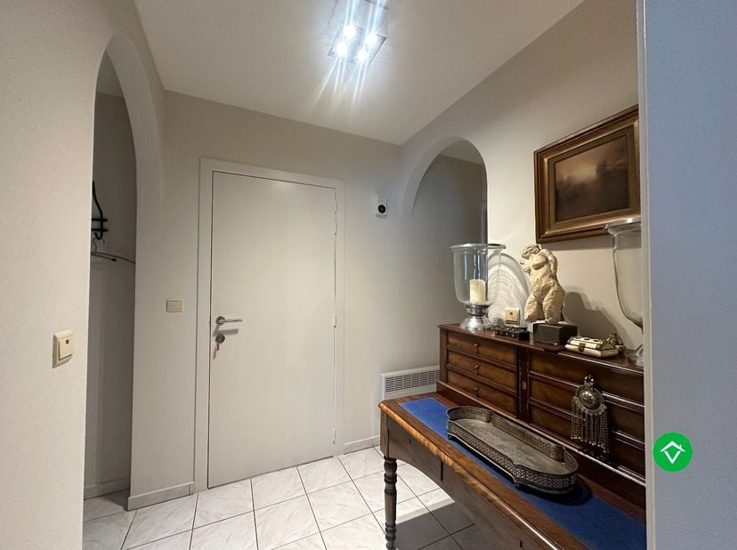 Ontdek dit aangename gelijkvloers appartement in het centrum van Koekelare, op wandelafstand van winkels, scholen en openbaar vervoer.<br />
Het appar