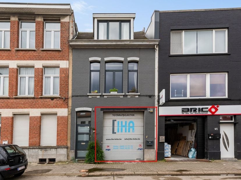 Cet entrepôt est situé à Ten Eekhovelei à Deurne et bénéficie d'une excellente situation centrale. La propriété est facilement accessible en voiture e