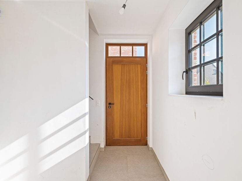 Deze moderne en energiezuinige woning combineert hedendaags wooncomfort met een hoogwaardige afwerking en bijzondere aandacht voor detail en duurzaamh