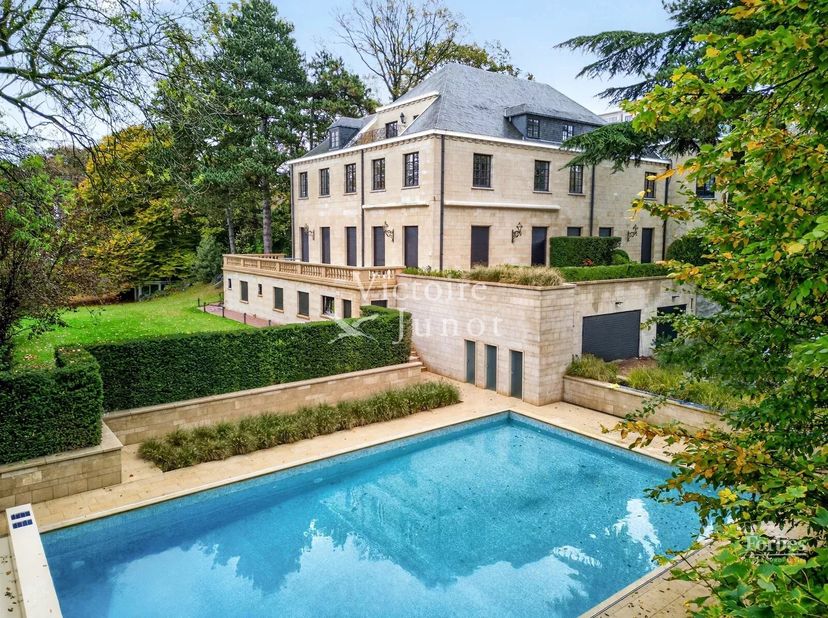 Rez-de-chaussée +/-329m²<br />
- Somptueux hall d'entrée en marbre de carrare +/-50m² avec l'étage en mezzanine, hauteur sous plafond de +/-6,5m<br />