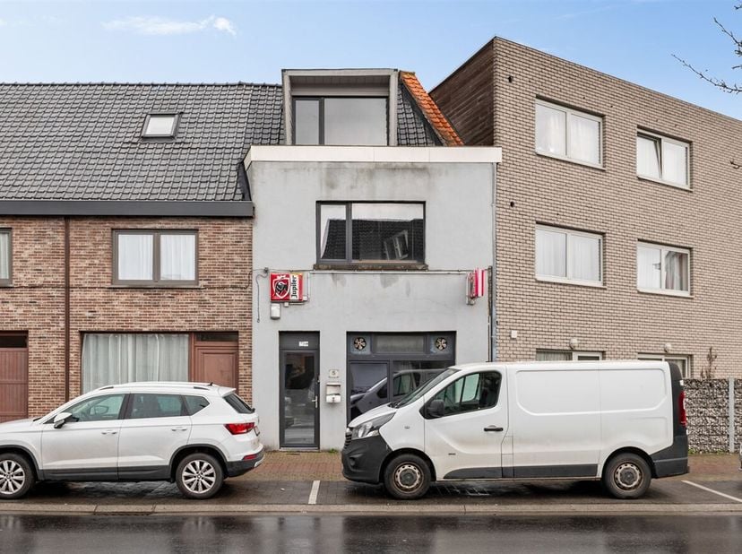 Openhuizendag op zaterdag 13 juni van 13u00 - 14u00.<br />
Commercieel handelspand met potentieel in het centrum van Lokeren<br />
Ligging<br />
Geleg