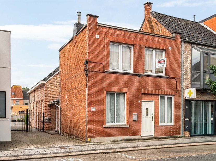 Centraal gelegen HOB in Kieldrecht<br />
Ligging<br />
Gelegen in het dorpscentrum van Kieldrecht geniet deze woning van een aangename woonomgeving me