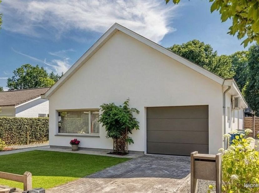 De vermelde prijs is een richtprijs.<br />
Ontdek jouw nieuwe thuis in het hart van Brasschaat! Deze instapklare en verrassend ruime (laagbouw)woning