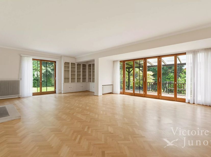 Victoire-Junot biedt u deze charmante villa met 5 slaapkamers van ongeveer 543m² bruto met een groot terrein. Ideaal gelegen, in de buurt van het wink
