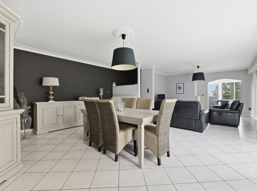 Bent u op zoek naar een ruim en perfect onderhouden appartement op een rustige ligging in Borgloon? Dan is dit prachtige duplexappartement aan Gillebr
