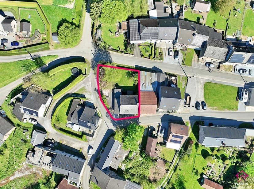 Jolie maison en pierres, 3 façades, érigée sur une parcelle de 4 ares 13 ca  et située à Scry. <br />
Celle-ci se compose de la manière suivante : <br