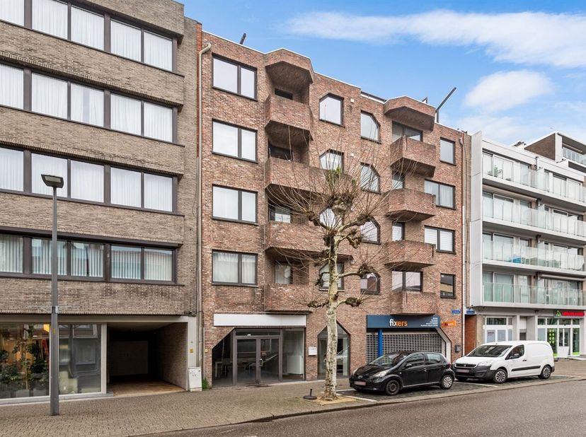 Kantoor-/winkelruimte op centrale ligging<br />
Deze commerciële ruimte met ingerichte kantoor-/winkelruimte bevindt zich op een strategische locatie