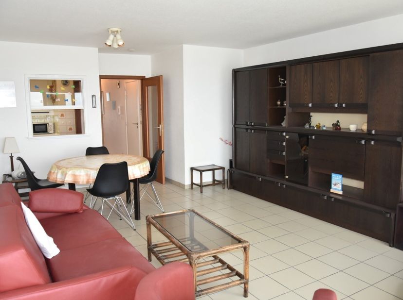 Bemeubeld appartement op de 5de verdieping, uitsluitend bestemd als tweede verblijf (geen vaste bewoning), gelegen op de zeedijk met frontaal zeezicht