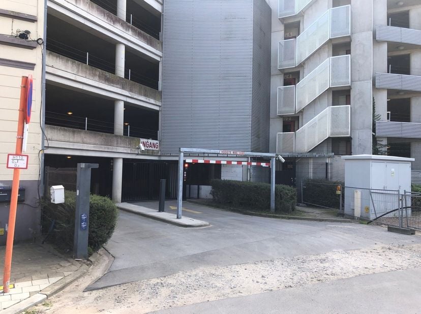 Ontdek nu de perfecte parkeeroplossing in Parking Green C, gelegen in het bruisende Oostende! Deze exclusieve parking (2.3m x 4.83m) biedt u niet alle