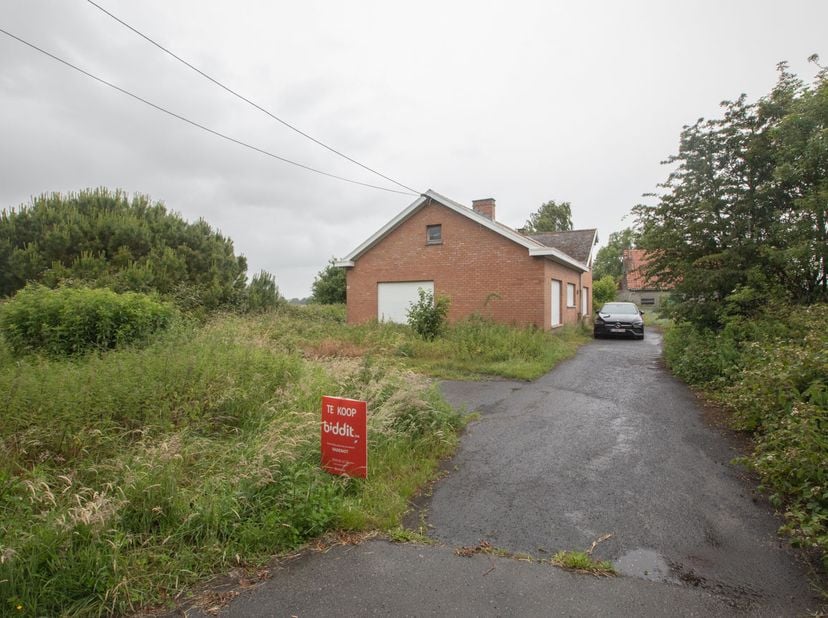 LANDELIJK GELEGEN HOEVE MET POTENTIEEL - <br />
<br />
Verscholen in een landelijk kader biedt deze voormalige hoeve in Eernegem, toepasselijk gekend