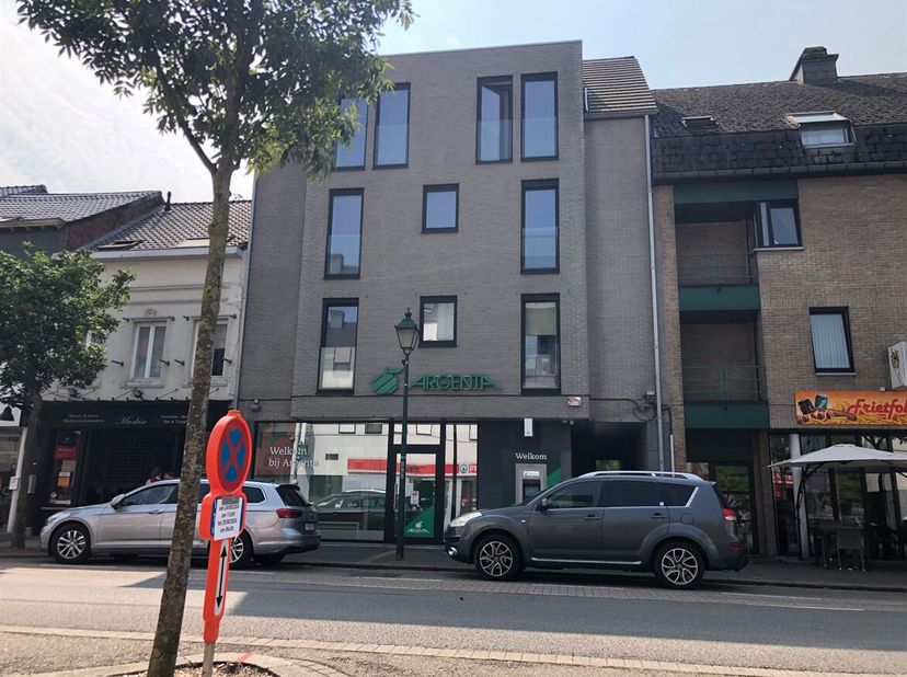 Recent 2-slaapkamerappartement met terras in Leopoldsburg<br />
Ligging<br />
Centraal gelegen aan de Koningsstraat 34/3 in Leopoldsburg, op wandelafs