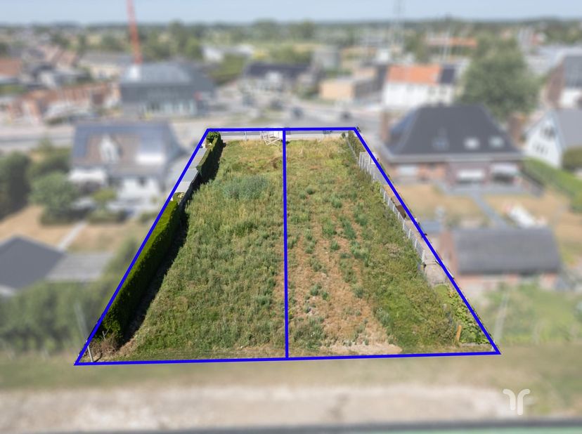 Zuid-gerichte percelen bestemd voor een halfopen woning<br />
 <br />
Langs de Brugsestraat te Zedelgem vinden we 2 ruime loten bouwgrond terug van