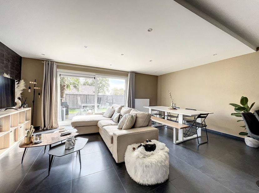 Découvrez cet appartement au rez-de-chaussée d’un résidence calme et dans le centre-ville ! <br />
Un hall d’entrée dessert une pièce de vie entièreme