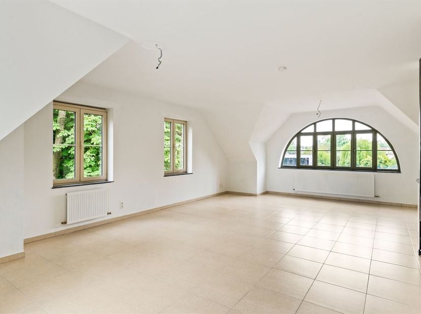 Recent instapklaar appartement met 2 slaapkamers, een groot terras en een ondergrondse autostaanplaats<br />
Dit appartement is goed gelegen in het ce