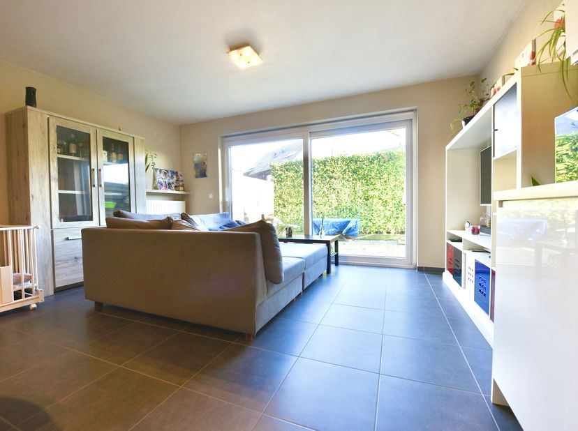 Deze moderne, recent gebouwde woning ligt op wandelafstand van de dorpskern met alle winkels, diensten, faciliteiten, horeca op wandelafstand.<br />
<