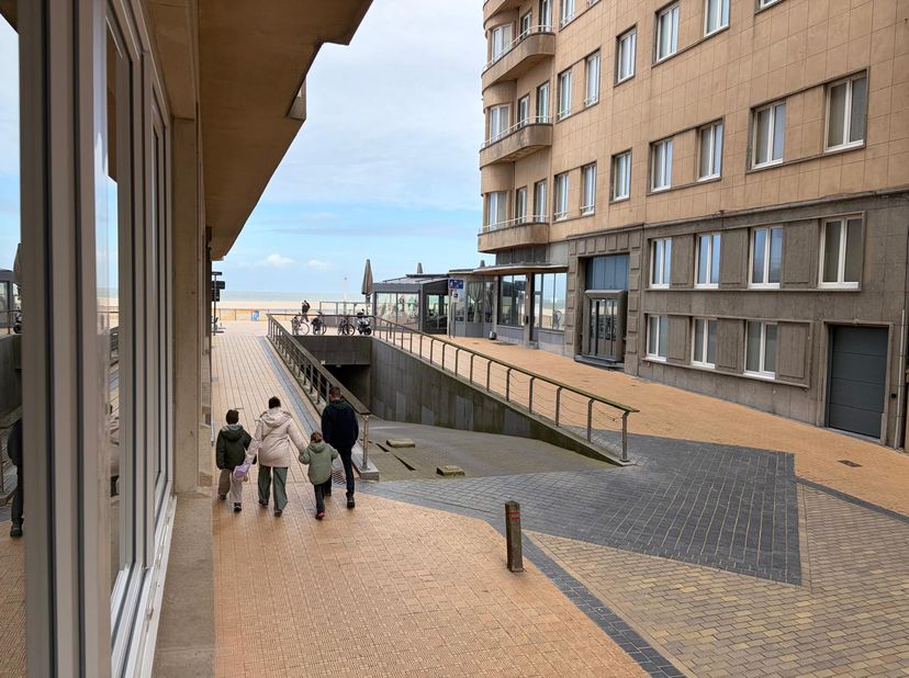 Dans la prestigieuse Résidence Kursaal, située au 30 de la rue de l’Yser à Ostende, se trouve ce spacieux et lumineux appartement de 105 m² situé à l’