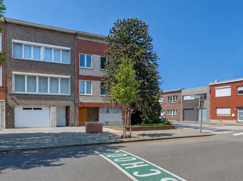 Dit appartementsgebouw staat te koop op de hoek van de Boekstraat en de Sint-Jan Vianneystraat. Het appartementsgebouw is gelegen vlakbij De Bist in c