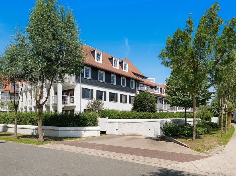In de gegeerde wijk Duinenwater, uitstekend gelegen in een kleinschalige villaresidentie, bevindt zich dit recente appartement van 2016 met een aangen
