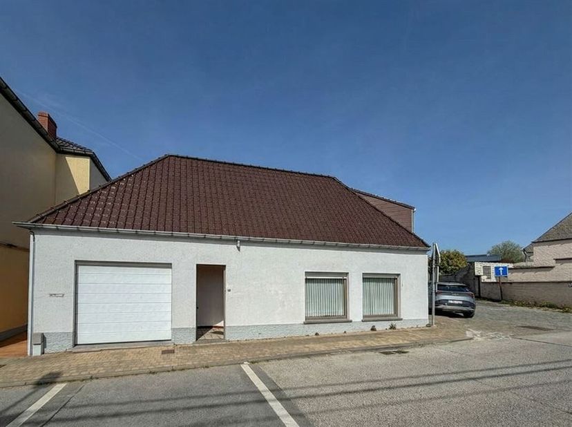 Gelegen in Guignies, rue de la Brasserie 15, biedt deze eengezinswoning ruime accommodatie en een goed potentieel, allemaal op een perceel van 271 m²