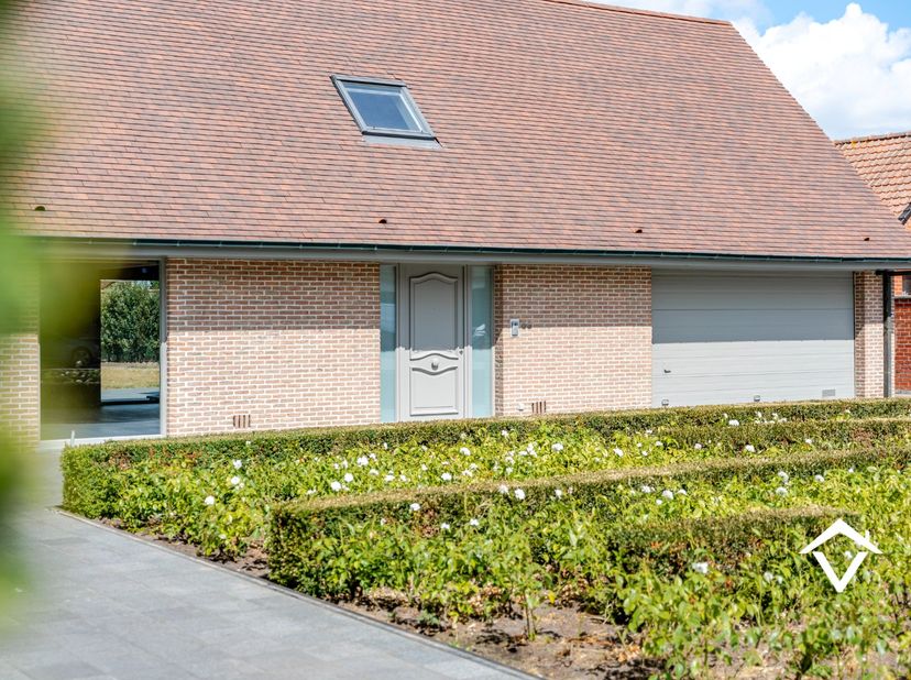 Deze alleenstaande woning is gelegen op een grondoppervlakte van 1304 m² en bestaat uit: <br />
<br />
Zéér ruime oprit - inkomhal - toilet - living (