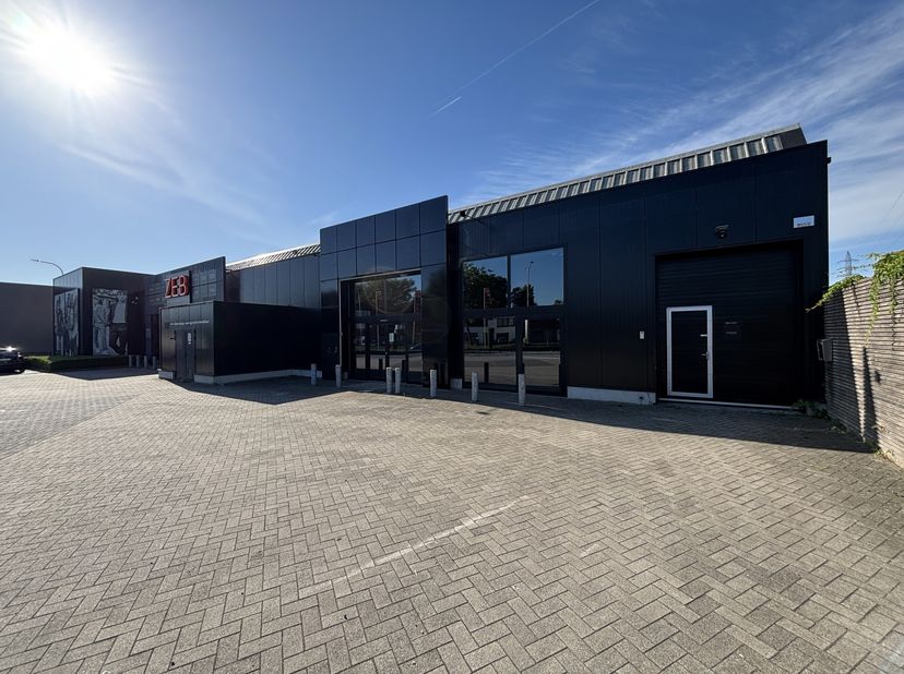 A louer : surface commerciale de ± 1.000 m² située sur un axe très fréquenté à l’entrée de Lierre, à côté de ZEB.<br />
Ancienne boutique Kvik, elle c