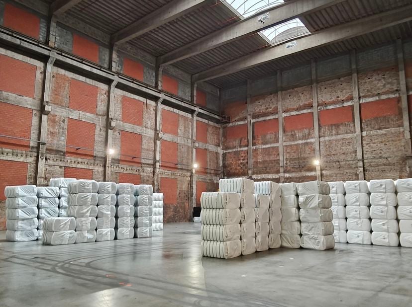 Dit magazijn bevindt zin in een bedrijvencomplex op het industrieterrein ‘E17 E40 Zwijnaarde’.<br />
Het heeft een oppervlakte van circa 3100 m2.  De