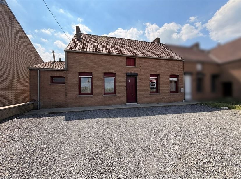 Mooie halfvrijstaande woning in het hart van het dorp Wiers, gelegen op een perceel van 4 are en 95 centiare.<br />
Dit pand heeft een bewoonbare oppe