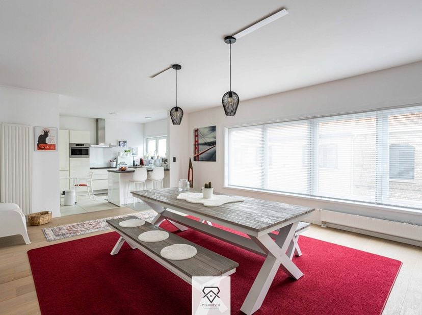 In het hart van Drongen, op een centrale en gegeerde locatie, vinden we dit bijzonder ruime appartement op de eerste verdieping. De woning combineert