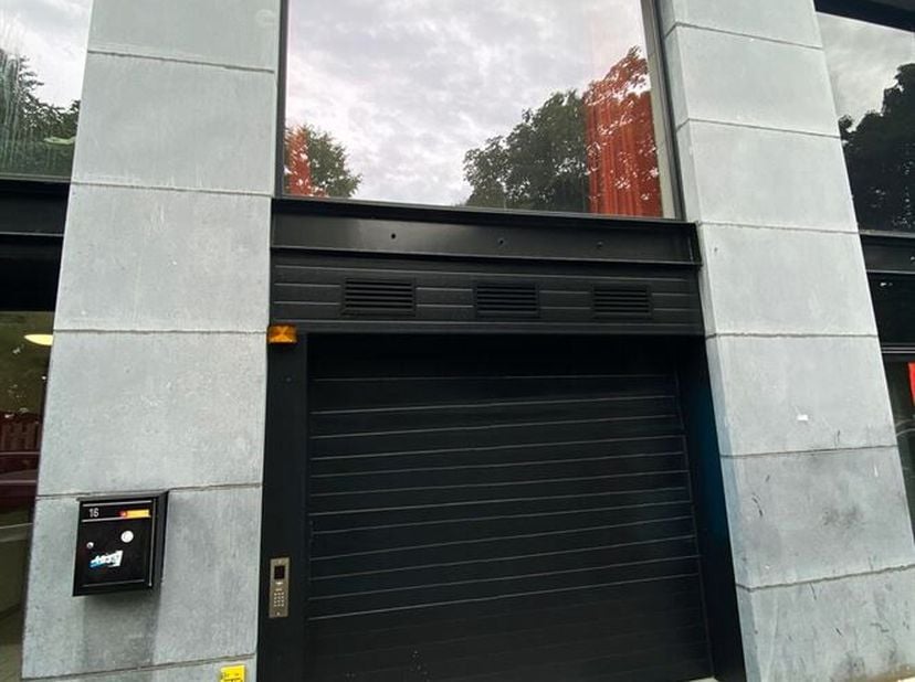 Ondergrondse autostaanplaats te koop in centrum Antwerpen<br />
Ligging: Pal in het centrum van Antwerpen in de Lange Winkelstraat staat deze ondergro