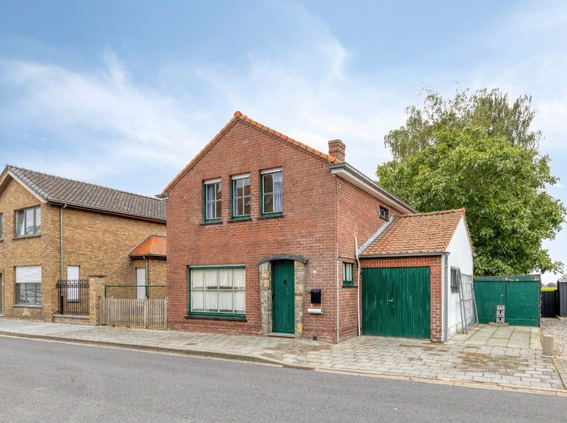Op een zeer rustige locatie in de Kerkweg 16 te Sijsele bevindt zich deze open bebouwing op een ruim perceel van 444 m². Dankzij de mooie vergezichten