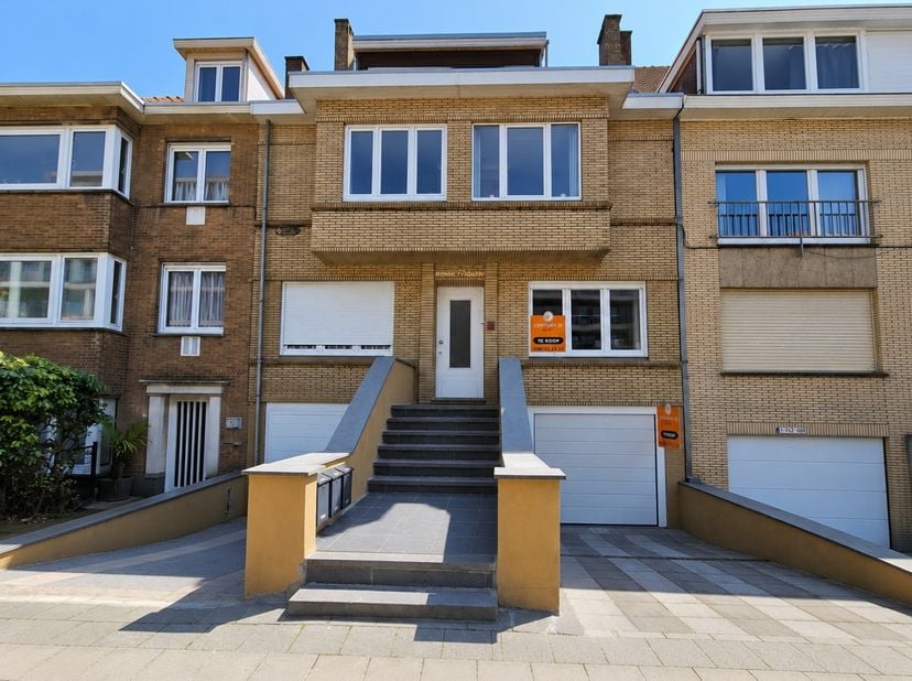 Dit appartement is gelegen in een kleinschalige residentie op een uitstekende centrale ligging in Nieuwpoort-Bad, op slechts enkele stappen van het st
