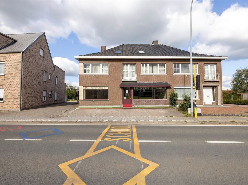 Handelspand met woonst te Zittaart - Meerhout<br />
Indeling:<br />
- Kelder;<br />
- Gelijkvloers: handelsruimte, sanitair, keuken;<br />
- 1ste verd