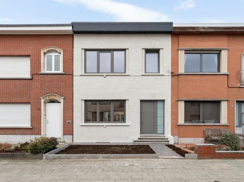Bienvenue dans votre nouveau chez-vous ! À proximité immédiate du paisible parc Rozendaal et du Runctvoorpark à Merksem, découvrez cette maison clé en