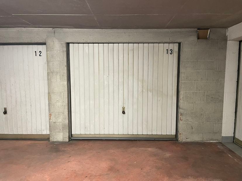 Deze afgesloten garagebox van ±10,5 m², gelegen in de kelder van een goed onderhouden wooncomplex, biedt een uitstekende kans om uw auto veilig te sta