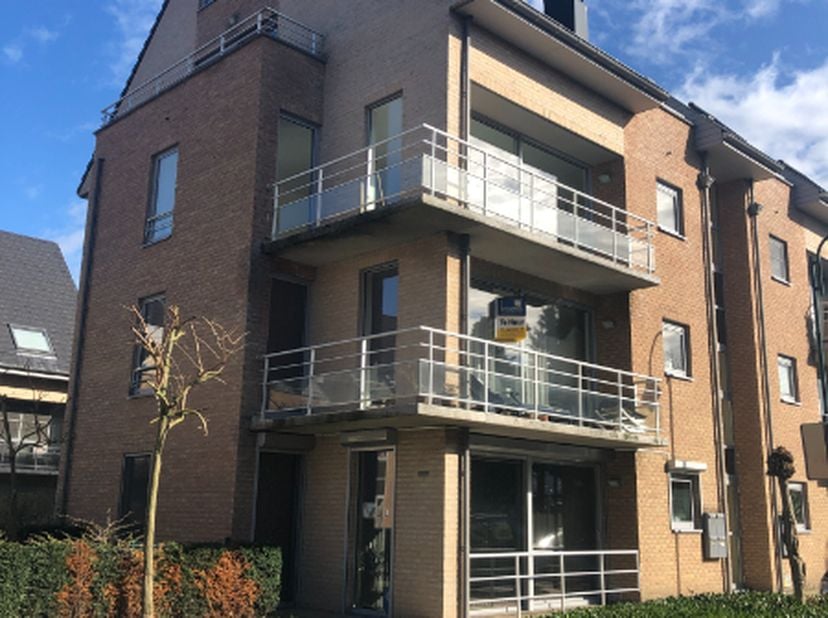 Welkom in dit prachtige appartement aan de Kasteelstraat in Destelbergen, waar modern wonen en comfortabele voorzieningen samenkomen. Dit te huur aang
