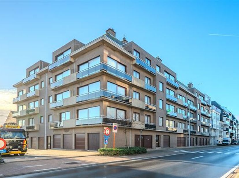 Bienvenue dans cet appartement très bien situé à Middelkerke, un choix idéal pour les familles ou les investisseurs à la recherche de confort et d'esp